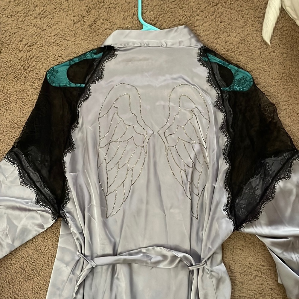 Victorias Secret Lace/Satin Angel Wing Robe (size small/medium)